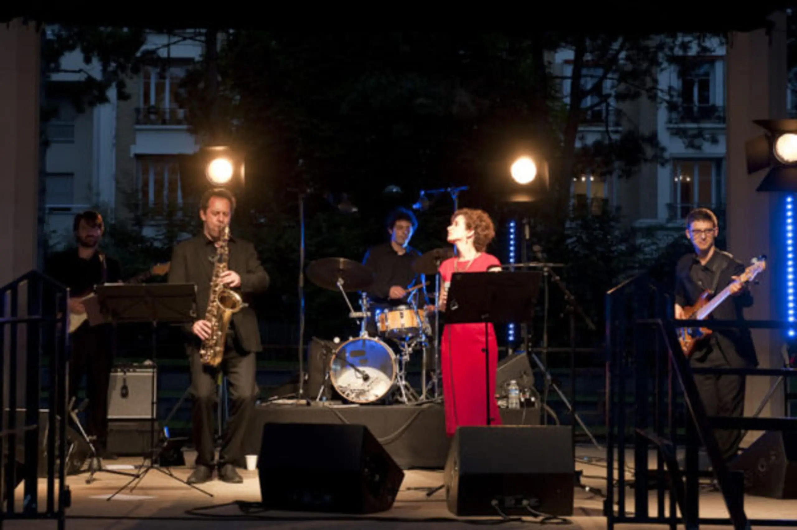 Photo des membres de Shades of blue jouant pour la fête de la musique