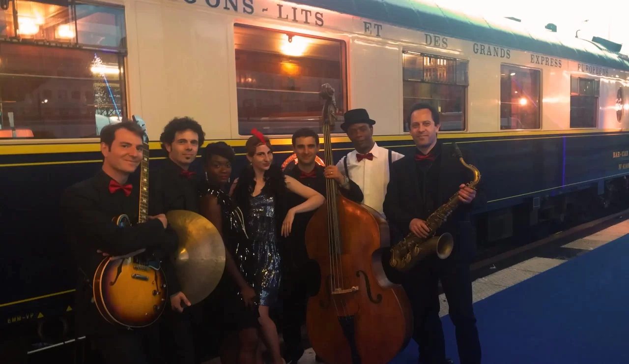 Photo des membres du groupe Shades of blue devant l'Orient Express