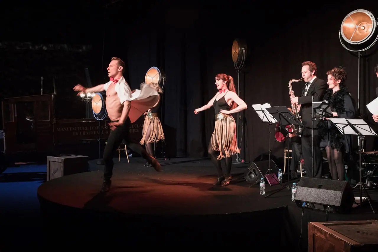 Orchestre-evenementiel-shades-of-blue-avec-danseurs